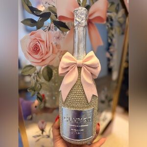 Large Gold and silver Champagne Bottle
Decor Ceramic with gorgeous pink bow 🎀 ✨🍾